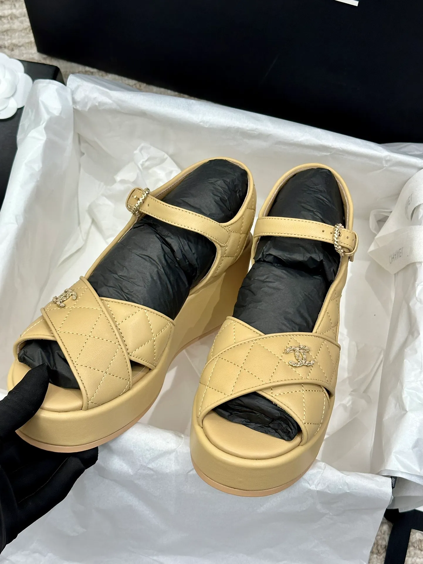 👟👟Ex-factory price 480👟👟 CHANEL C Jia Xiaoxiang 23ss new wedge heel open toe high heel sandals. Top counter quality. The moment you put it on your feet, it is still super stunning. 🔥All materials are customized according to the original version! Upper: imported first-layer calfskin/imported fragrant cloth/ lining: imported sheepskin, foot pad: sheepskin sole: outsole imported from Italy Size number: 34-40